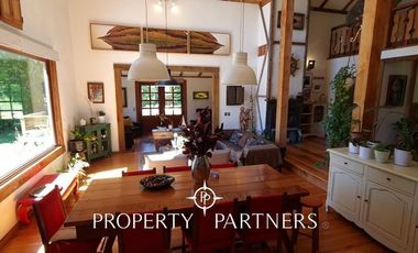 Hermosa casa estilo galpón, en exclusivo condominio.-