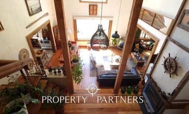 Hermosa casa estilo galpón, en exclusivo condominio.-