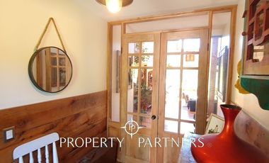 Hermosa casa estilo galpón, en exclusivo condominio.-