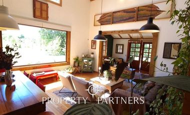 Hermosa casa estilo galpón, en exclusivo condominio.-