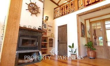 Hermosa casa estilo galpón, en exclusivo condominio.-