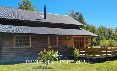 Hermosa casa estilo galpón, en exclusivo condominio.-