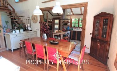 Hermosa casa estilo galpón, en exclusivo condominio.-