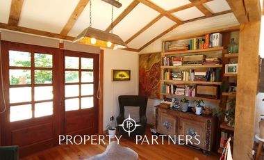 Hermosa casa estilo galpón, en exclusivo condominio.-