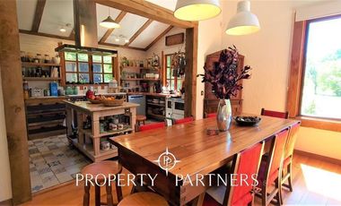 Hermosa casa estilo galpón, en exclusivo condominio.-