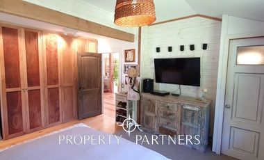 Hermosa casa estilo galpón, en exclusivo condominio.-