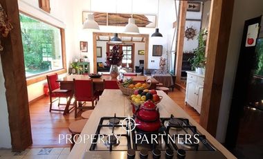 Hermosa casa estilo galpón, en exclusivo condominio.-