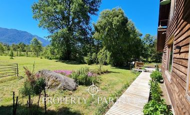 Hermosa casa estilo galpón, en exclusivo condominio.-