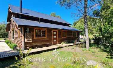 Hermosa casa estilo galpón, en exclusivo condominio.-