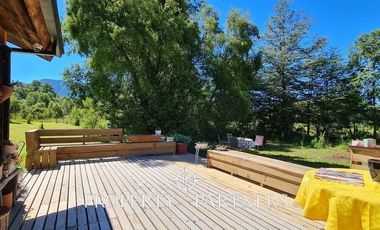 Hermosa casa estilo galpón, en exclusivo condominio.-