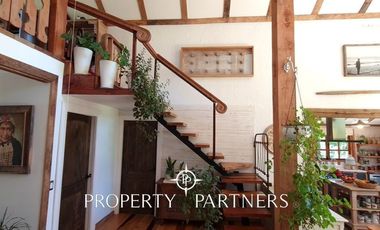 Hermosa casa estilo galpón, en exclusivo condominio.-