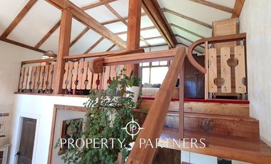 Hermosa casa estilo galpón, en exclusivo condominio.-