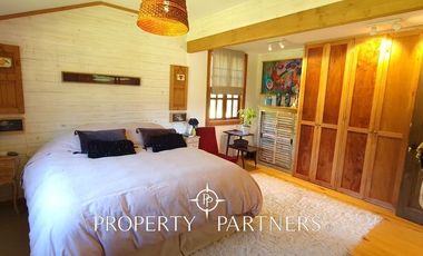 Hermosa casa estilo galpón, en exclusivo condominio.-