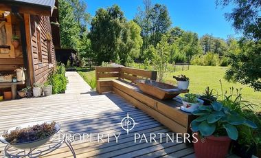 Hermosa casa estilo galpón, en exclusivo condominio.-