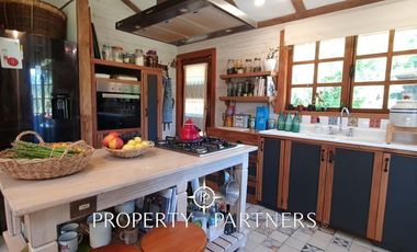 Hermosa casa estilo galpón, en exclusivo condominio.-