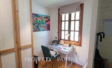 Hermosa casa estilo galpón, en exclusivo condominio.-