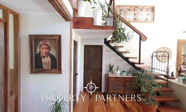 Hermosa casa estilo galpón, en exclusivo condominio.-