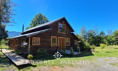 Hermosa casa estilo galpón, en exclusivo condominio.-