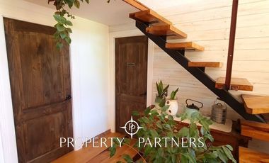 Hermosa casa estilo galpón, en exclusivo condominio.-