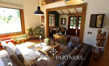 Hermosa casa estilo galpón, en exclusivo condominio.-