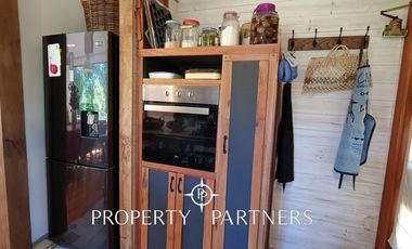 Hermosa casa estilo galpón, en exclusivo condominio.-