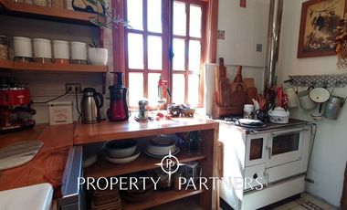 Hermosa casa estilo galpón, en exclusivo condominio.-