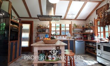 Hermosa casa estilo galpón, en exclusivo condominio.-