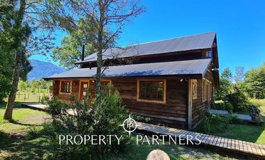 Hermosa casa estilo galpón, en exclusivo condominio.-