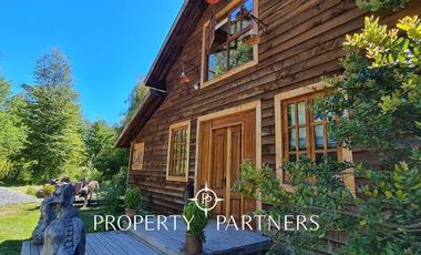 Hermosa casa estilo galpón, en exclusivo condominio.-