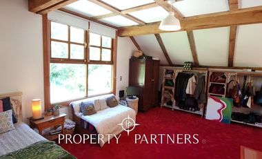 Hermosa casa estilo galpón, en exclusivo condominio.-