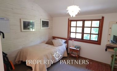 Hermosa casa estilo galpón, en exclusivo condominio.-