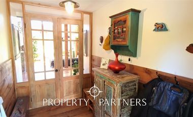 Hermosa casa estilo galpón, en exclusivo condominio.-