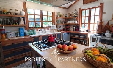 Hermosa casa estilo galpón, en exclusivo condominio.-