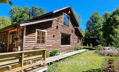 Hermosa casa estilo galpón, en exclusivo condominio.-