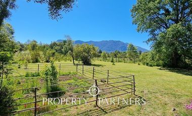 Hermosa casa estilo galpón, en exclusivo condominio.-