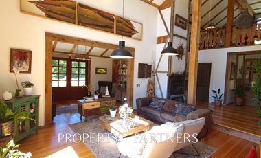 Hermosa casa estilo galpón, en exclusivo condominio.-