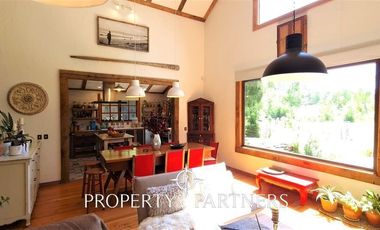 Hermosa casa estilo galpón, en exclusivo condominio.-