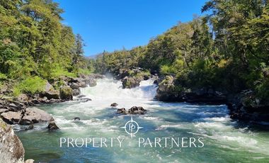 Hermosa casa estilo galpón, en exclusivo condominio.-