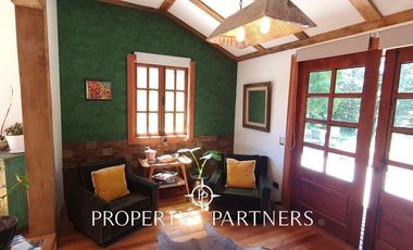 Hermosa casa estilo galpón, en exclusivo condominio.-