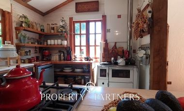 Hermosa casa estilo galpón, en exclusivo condominio.-