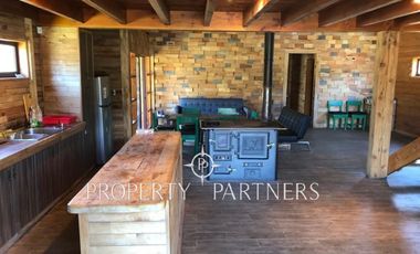 Casa con diseño estilo galpón