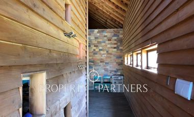 Casa con diseño estilo galpón