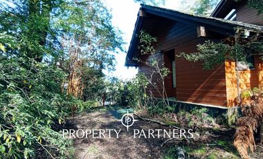 Hermosa casa sólida, con orilla de río Liucura