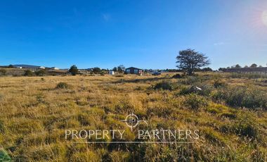 Parcela de 1 Hectárea con Casa y Vistas al Estrecho en Agua Fresca