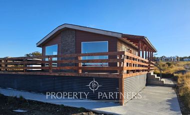 Parcela de 1 Hectárea con Casa y Vistas al Estrecho en Agua Fresca