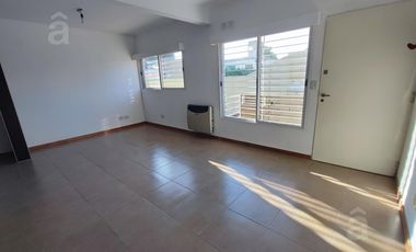 Depto Tres Ambientes y 1/2 con Cochera. Villa Ballester