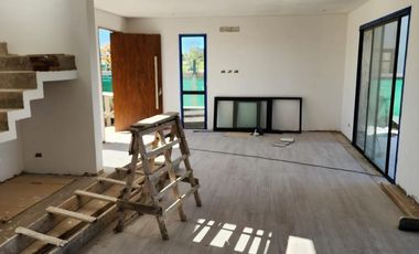 VENTA- LUMINOSA CASA A ESTRENAR - SANTA LUCIA-PILAR DEL ESTE