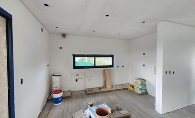 VENTA- LUMINOSA CASA A ESTRENAR - SANTA LUCIA-PILAR DEL ESTE