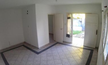 Casa en alquiler / venta en Barrio Jardín , todo en una planta , Mirá el video !