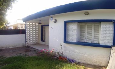 Casa en alquiler / venta en Barrio Jardín , todo en una planta , Mirá el video !